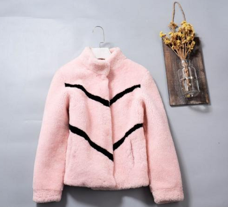 羊羔毛<a href=//kvhtf.com/ target='_blank'>面料</a>的特点有哪些？羊羔毛面料多少钱一米？